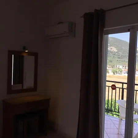 Pothos מלון אליקס